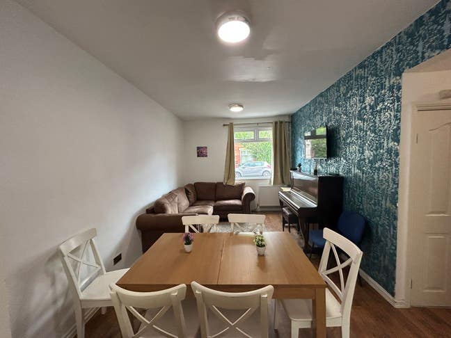Rooms in Lovely 4 Bed House Main Photo