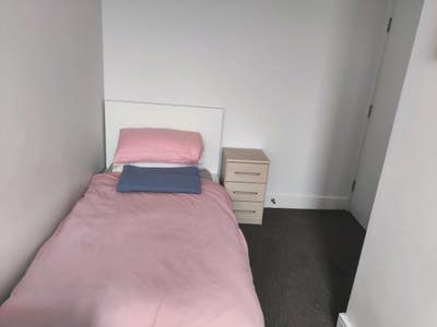 Single room available in 3bed room flat  Main Photo