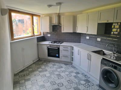 Large double room in a shared flat, Chelsea. Main Photo