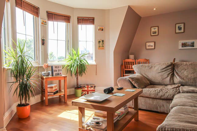 Very large 2 bedroom flat in SE1 Zone 1 Main Photo
