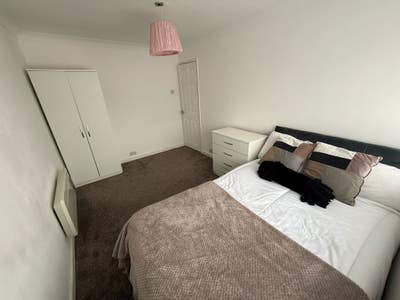 Spacious 4 Bed in Bromley (Heather End) Main Photo