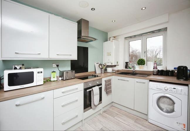 2 Single/ Medium Rooms Available  Main Photo