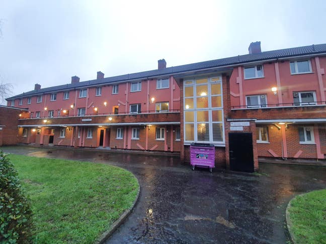 3 bedroom flat with sep lounge in prime location Main Photo