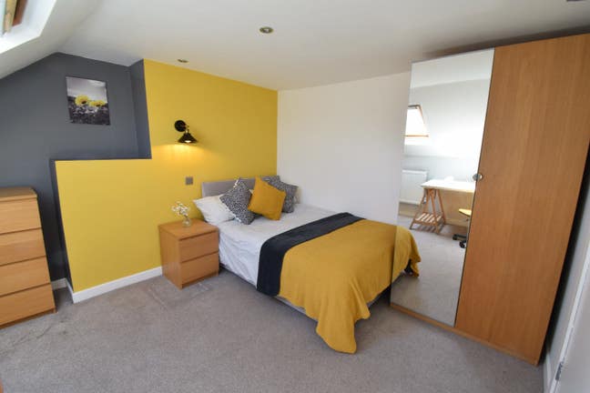 Attic room for young professional  Main Photo