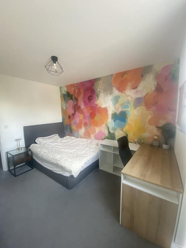 Double room, own bathroom, all bills, next2station Main Photo