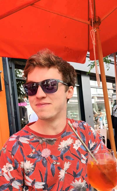 Chill, upbeat professional looking for flatshare Main Photo