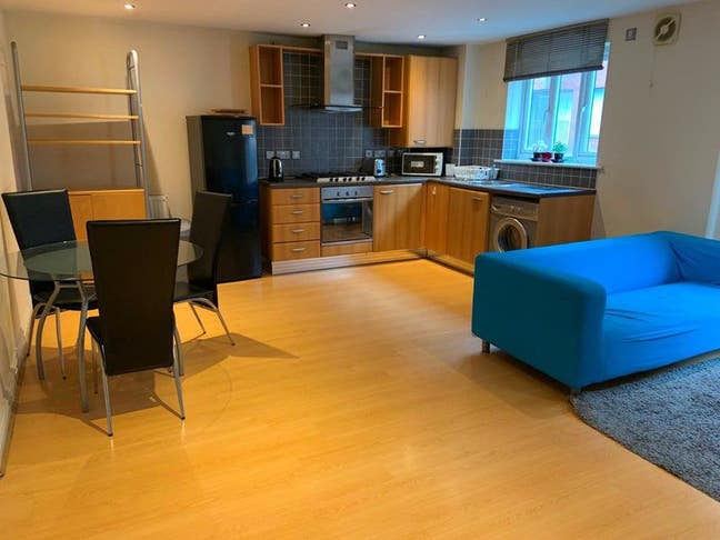 2 Bed Apartment. 1 Double Room Available. Hulme Main Photo