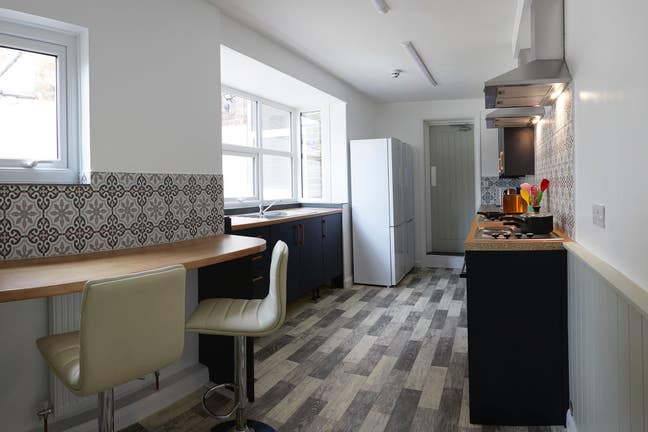 Beautiful, central, modern & friendly shared house Main Photo