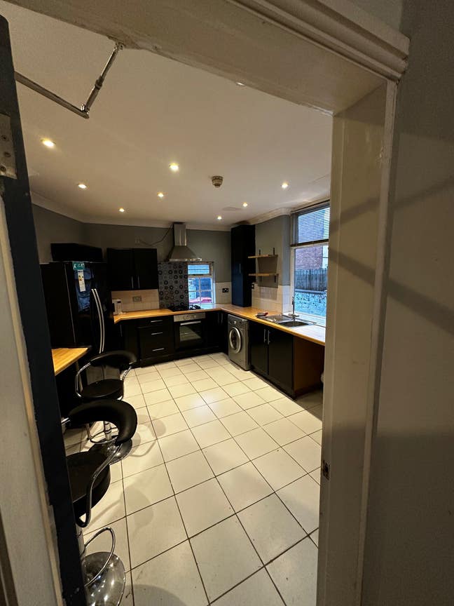 Clean Double room in shared house near city centre Main Photo