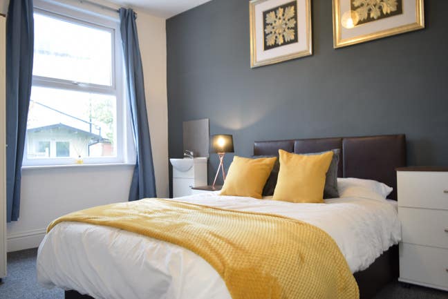 Great Room / Great location & Great Price! Main Photo
