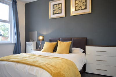 Great Room / Great location & Great Price! Main Photo