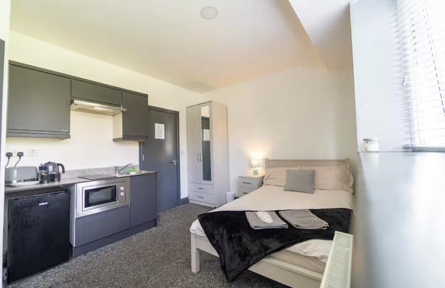On offer: Large Cosy studio available near UOB Main Photo