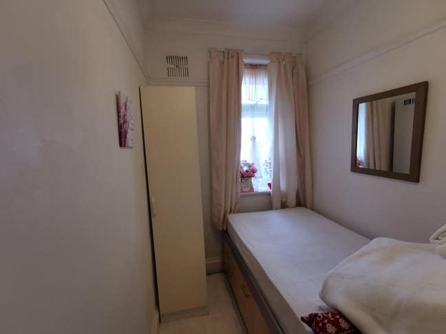 Bright Room in Peaceful Home – All Bills Included Main Photo
