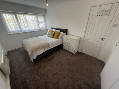 Spacious 4 Bed in Bromley (Heather End) Main Photo