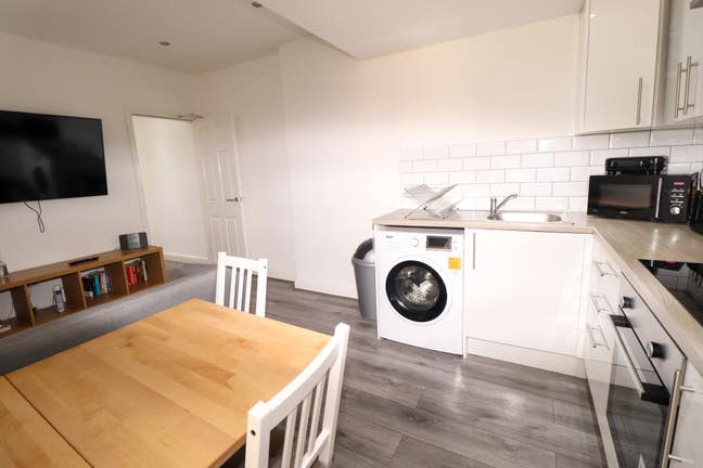 1 Double Room in 3 Bed Flat! L4 Area! Main Photo