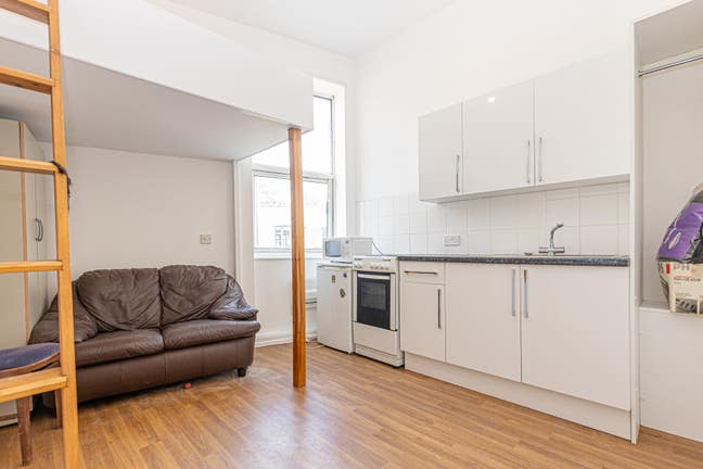 Newly decorated self contained studio flat in E5 Main Photo