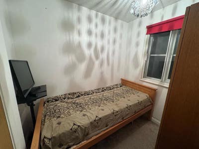 Cheap & clean room in nice area Main Photo