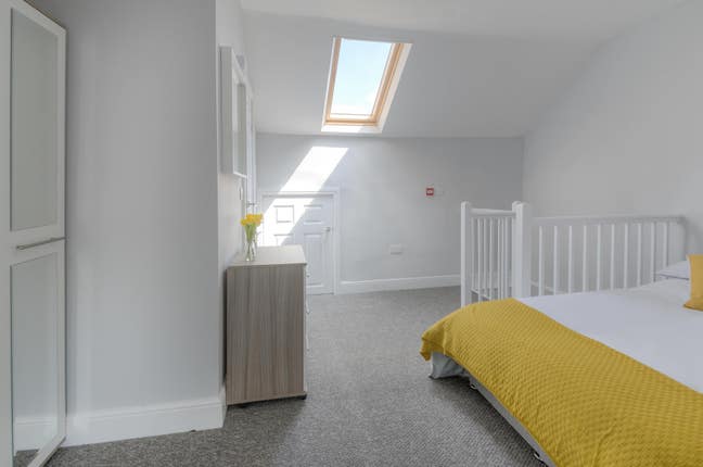En-Suite Double Bedroom Available Now Main Photo