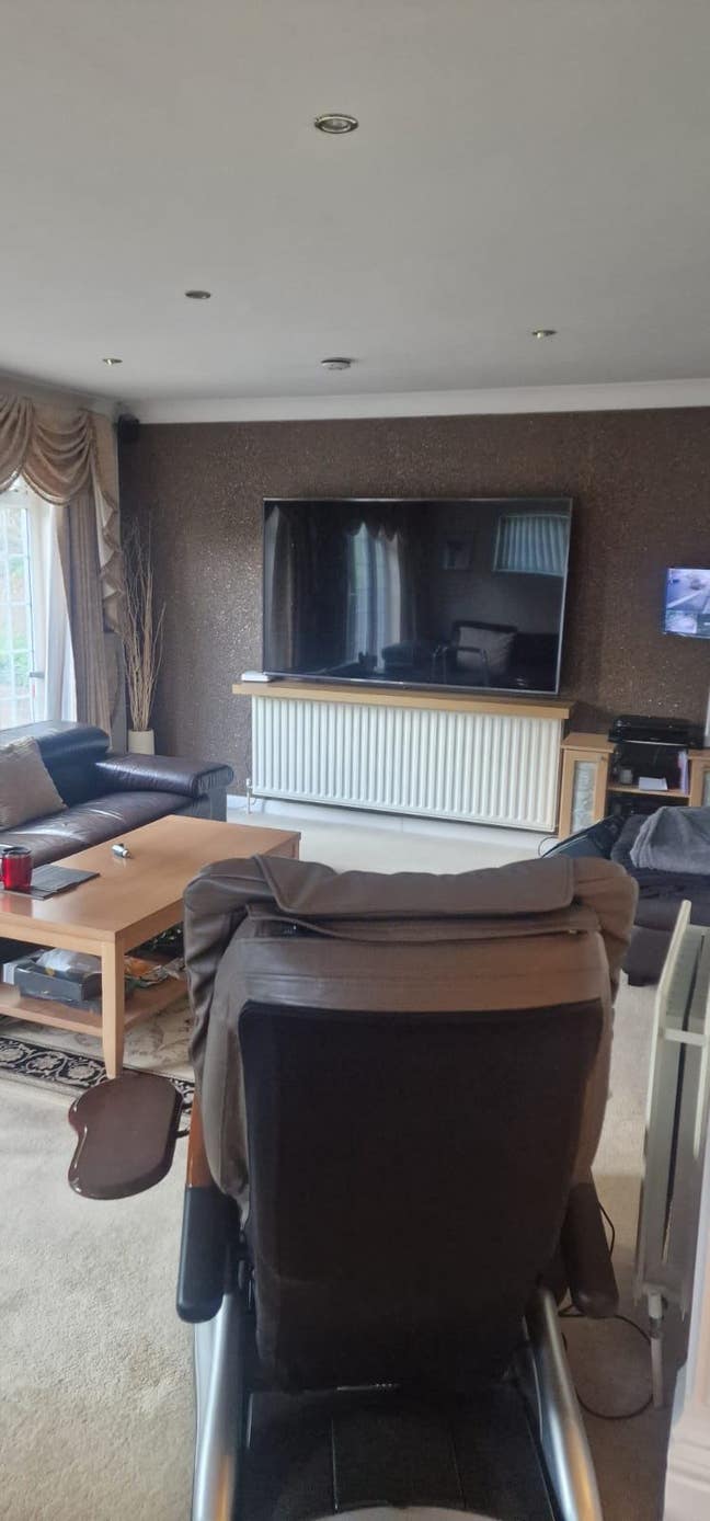 Female lodger wanted in a lovely  detached home  Main Photo