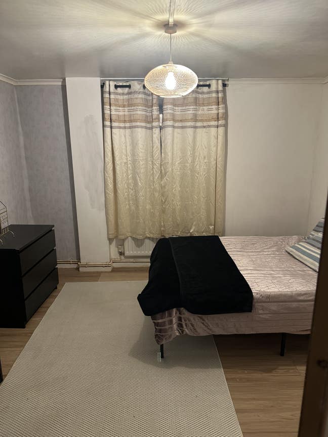 This is a spacious double room in Ashton Main Photo