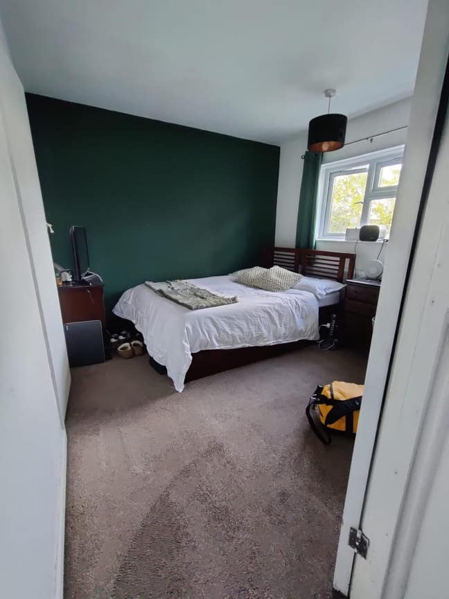 Quiet and Airy rooms in Woking- Bills Included Main Photo