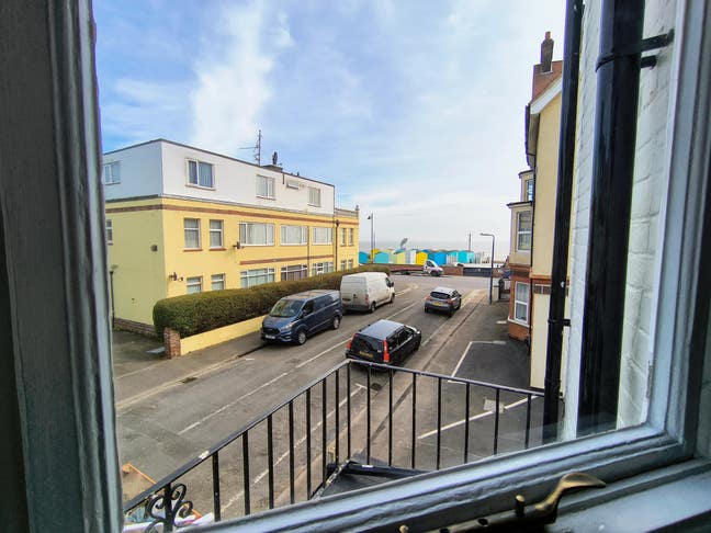 Best room in the house, sea view and spacious! Main Photo