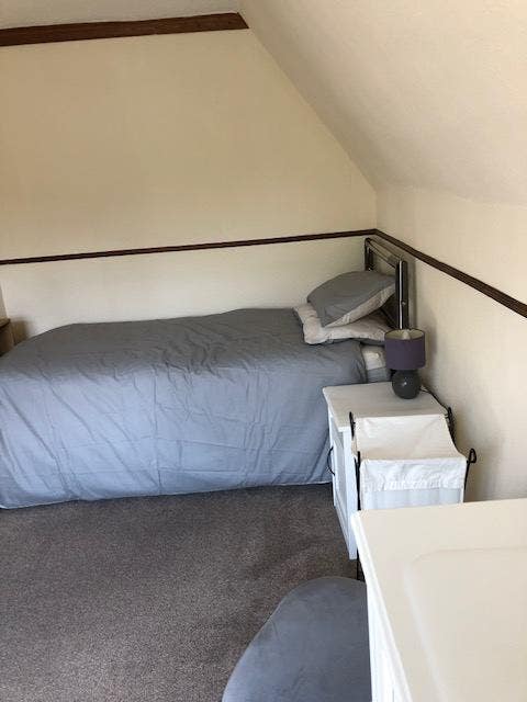 Single room Slinfold Main Photo