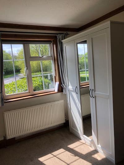Single room Slinfold Main Photo