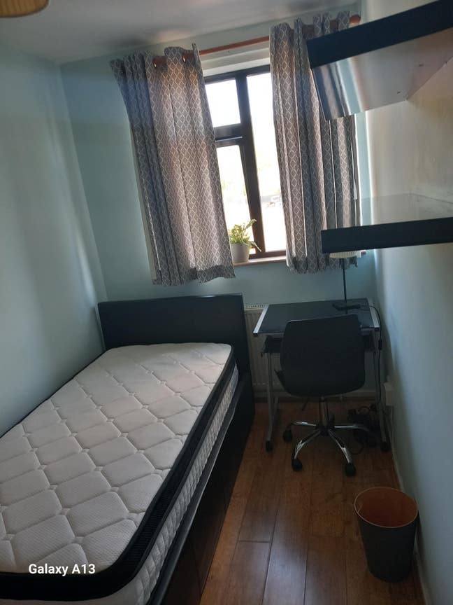 Clean S/R with Extra Inbuilt Storage Space Main Photo