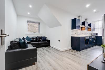 5 Stunning En suite rooms in this Modern Flat!! Main Photo