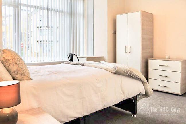 Metrolink 5 mins — designer en-suite Main Photo