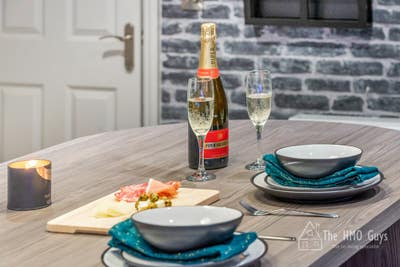 Last Room | Cosy Snug | Central Bury Main Photo