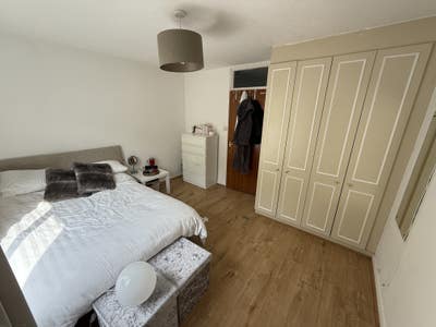 Sunny double room in fun and friendly house Main Photo