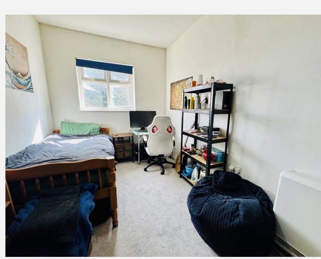 Bedsit in quiet, clean property Main Photo