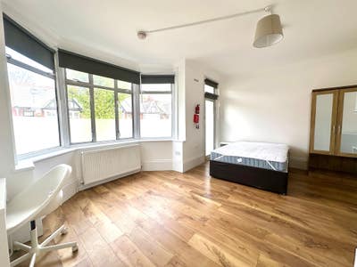 En-suite room between Acton and Ealing Common Main Photo