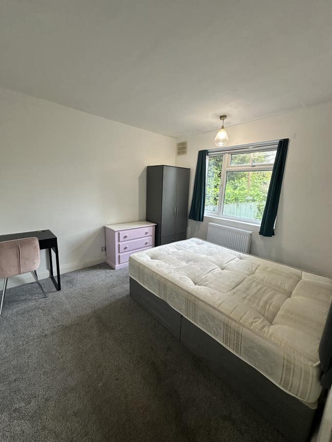 Fully Furnished Spacious Double Bedroom Main Photo