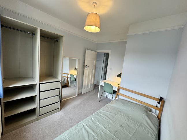Lovely newly furnished room in a quiet household Main Photo