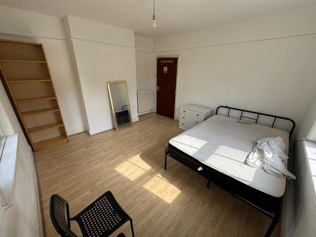 Very large double room to rent flat above a Pub Main Photo
