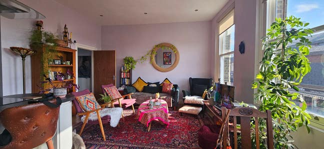 Cosy double room with en suite in great location Main Photo