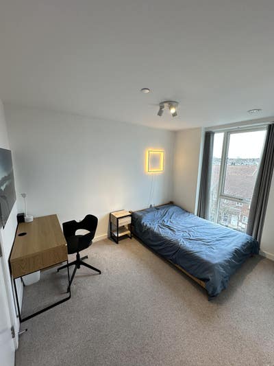 Spacious double room available in East London Main Photo