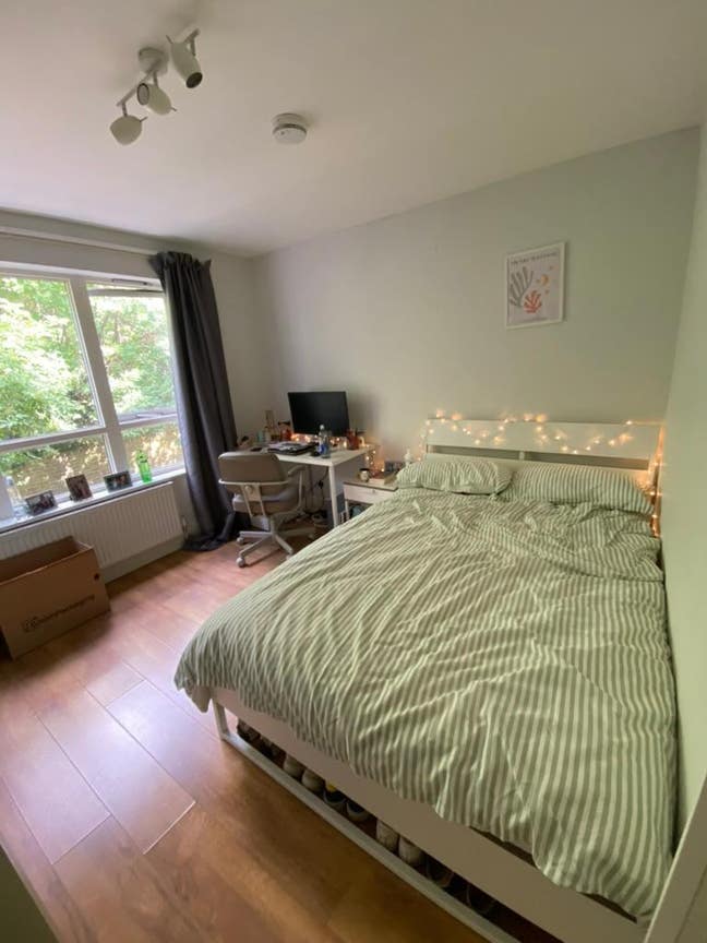 Double bedroom available in 4 bedroom house Main Photo