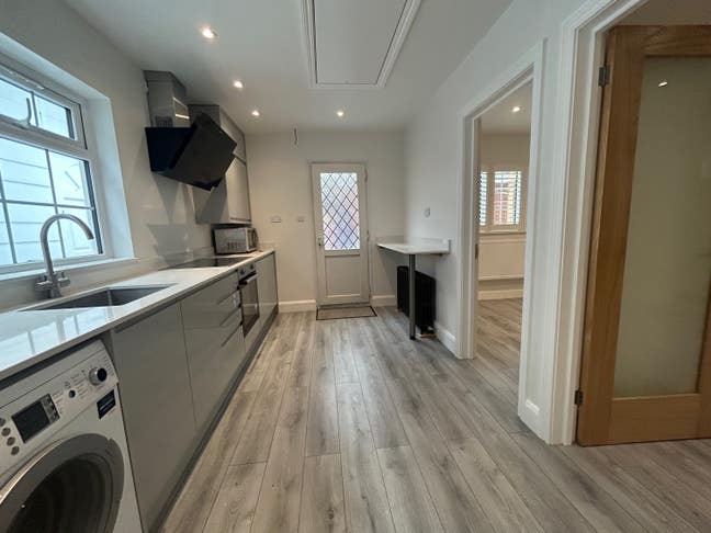 2 bedroom Flat Mitcham Main Photo