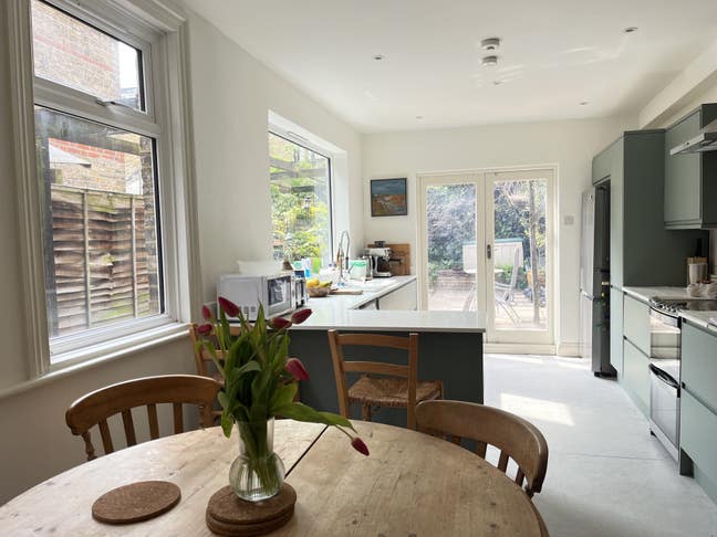 Double room available in newly refurbished house Main Photo