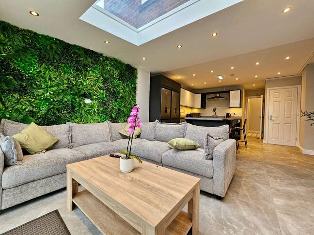 Mini Studio , Designer 6 Bed House 🏡  Main Photo
