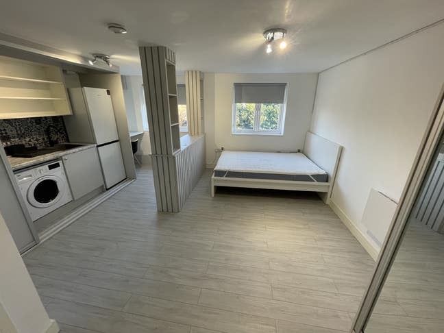 Brand New Large modern Studio £1250PM - Near LHR Main Photo