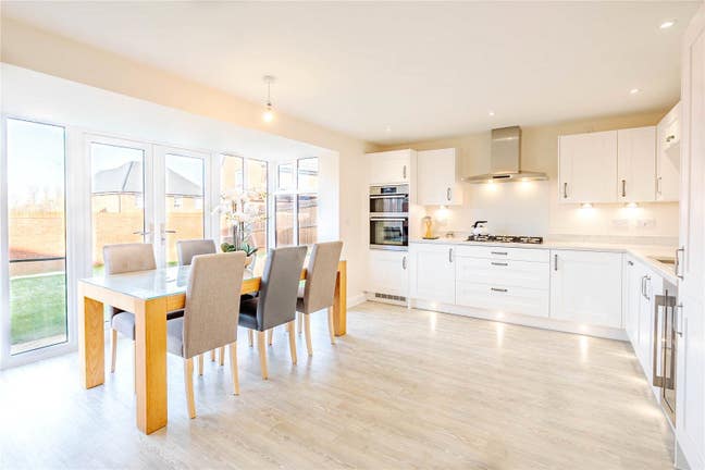 2x Double Rooms (with en-suite) in Spacious Home! Main Photo