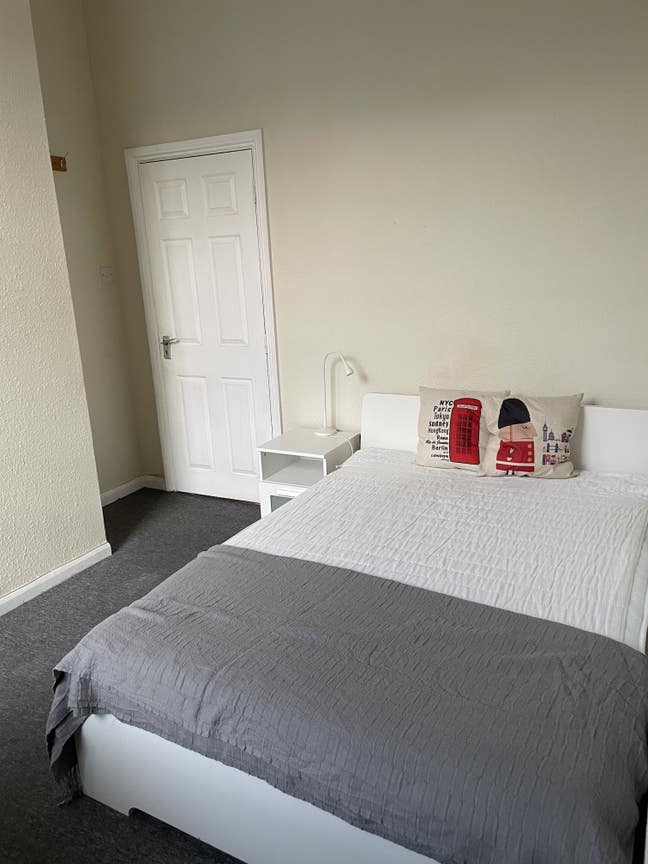 Large Dbl Room Right by Surbiton Station Bills Inc Main Photo