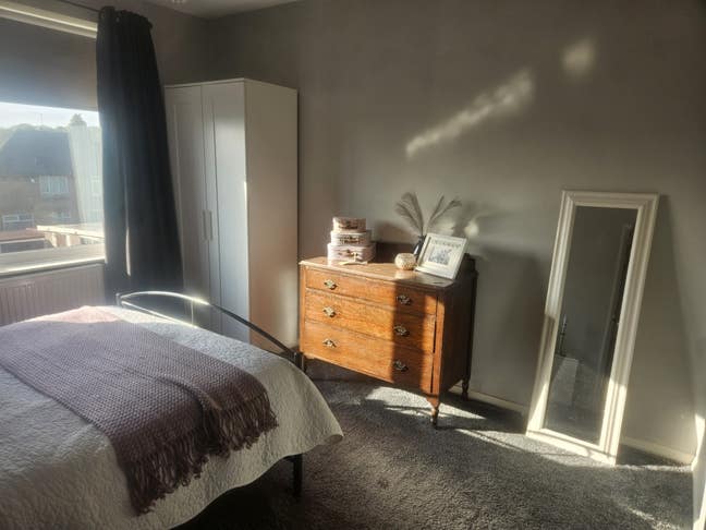 Room, netflix and wine  Main Photo