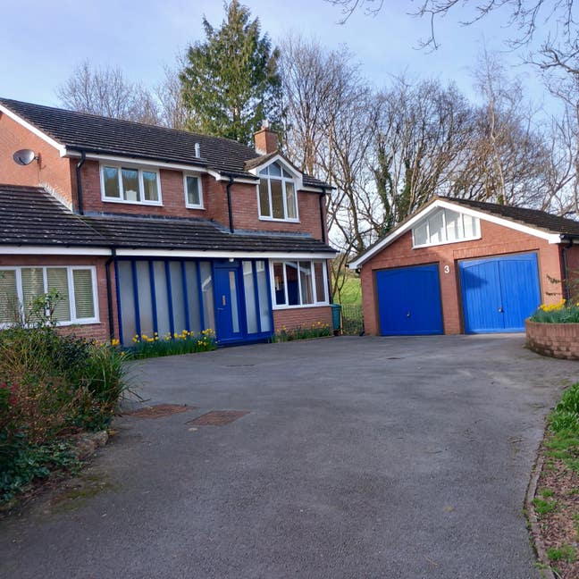 Monday to Friday. Self Contained Annexe.Bills Inc. Main Photo