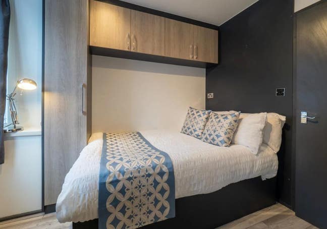 Recently renovated En-Suite room. Main Photo